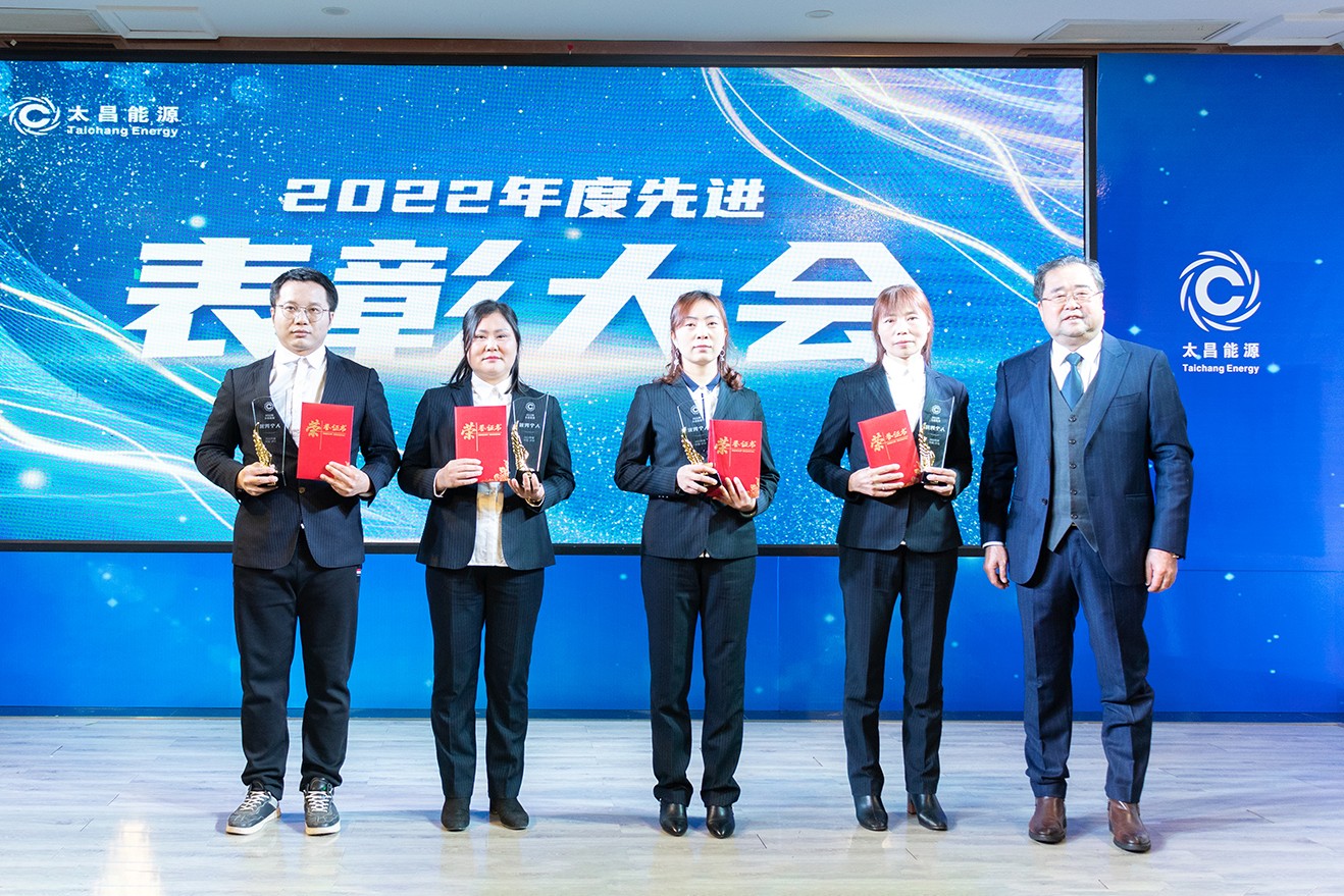 鄭總給先進個人頒獎.jpg 鄭總給先進個人頒獎.jpg
